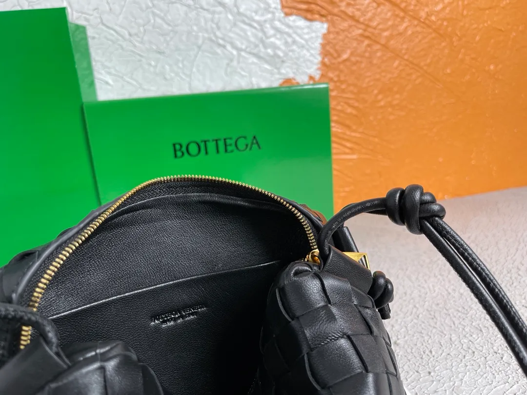 Batch 1120 BOTTEGA VENETA/Bottega 2021 new women's POUCH crossbody bag clutch, lntfecciato woven leather crossbody mini handbag, single internal open pocket, zipper closure, computer embroidered leather shoulder strap can be adjusted in length, model: 30308 Color: black Origin: Italy Size: 17*12*8
